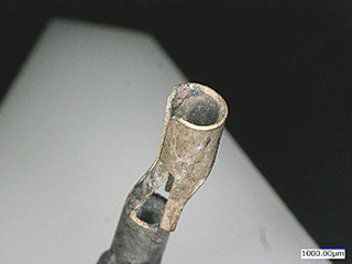 观察和评价一个工业连接器终端